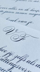 Monogram op gekalligrafeerde brief